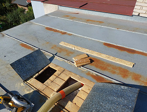 Zateplení domu s pultovou střechou pomocí foukané izolace